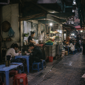 Các quầy hàng ẩm thực sôi động tại một khu chợ đường phố Hà Nội, gần Đồng Xuân